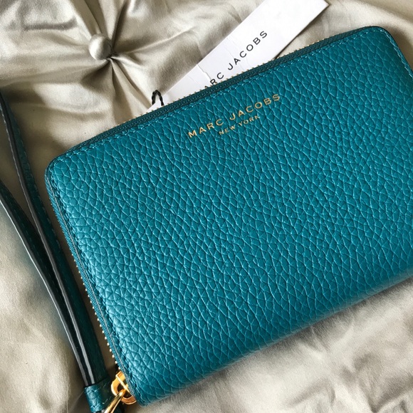 Marc Jacobs Handbags - Marc Jacobs Essential Zip Wristlet